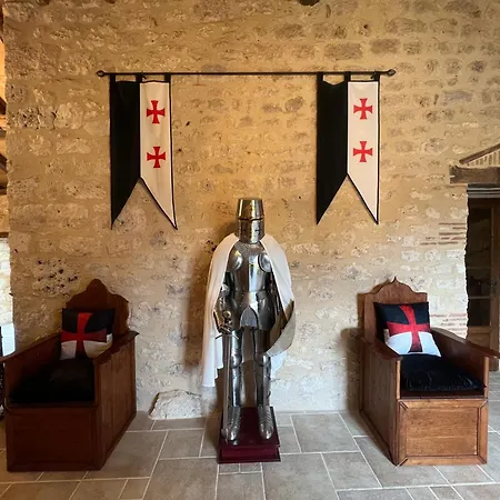 לינה וארוחת בוקר Le Relais Des Chevaliers 